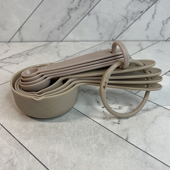 Set of 8 Beige Plastic Measuring Cups & Spoons - Picture 2 of 3